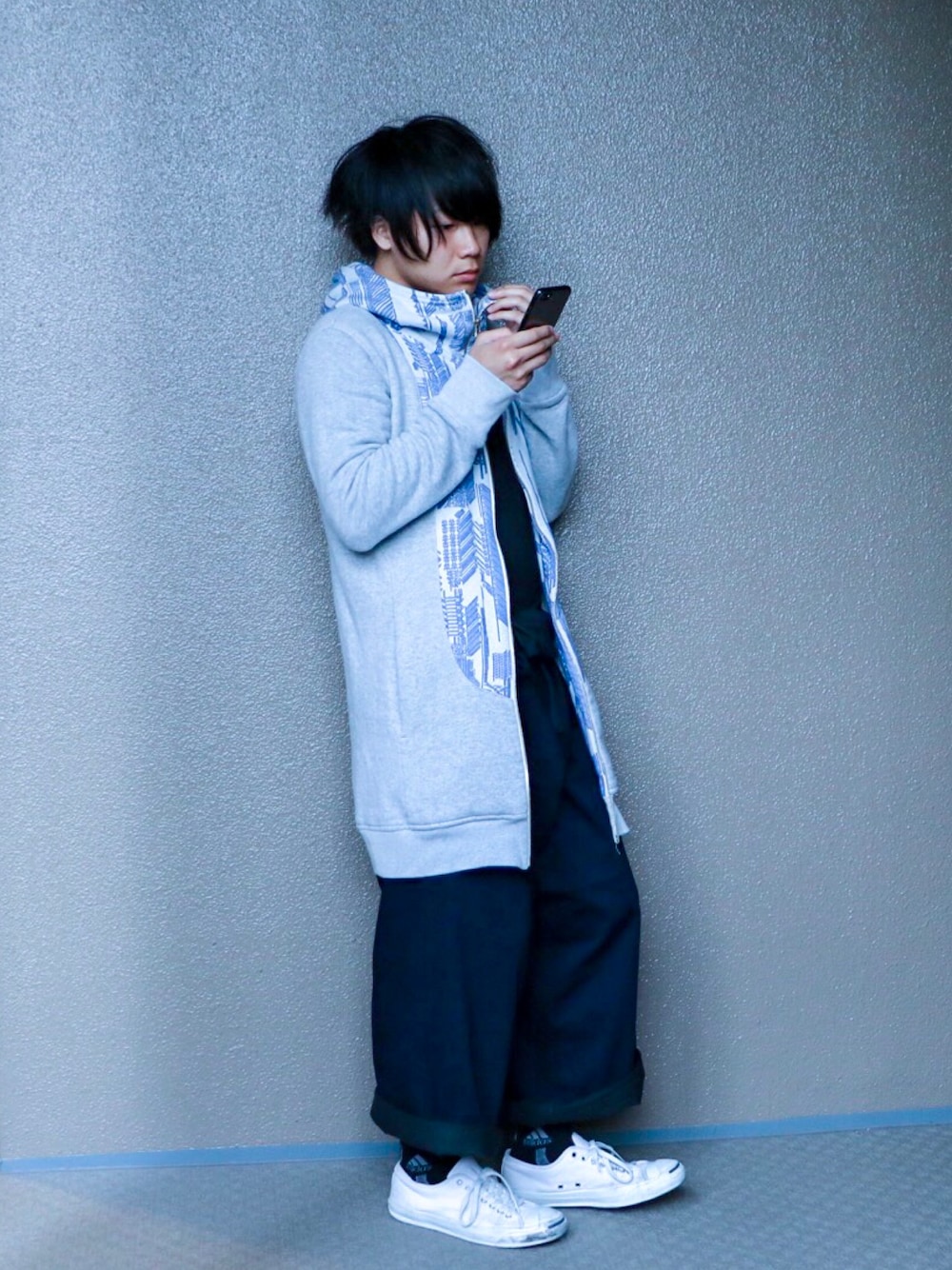 「シンプルコーデ、カジュアル、outfit、はるコーデ、ワイドパンツ、パーカー、カジュアルコーデ、タイパンツ」｜「hatraのhatra UパーカーGR（パーカー、グレー系）」を使った、りょーたさん（メンズ・169cm）の春コーディネートの1枚目の写真