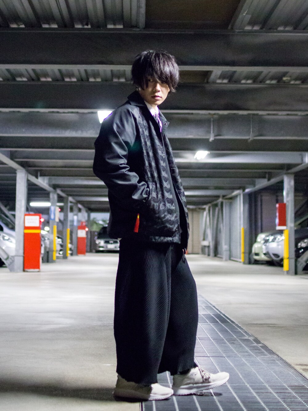 「シンプル、冬、ブラック、ブラックコーデ、オーバーサイズ、street、black、コーチジャケット、ka na ta、スニーカー」｜「soeのEMBROIDERED COACH JACKET / エンブロイダリーコーチジャケット（ブルゾン、ブラック系）」を使った、りょーたさん（メンズ・169cm）の冬コーディネートの1枚目の写真