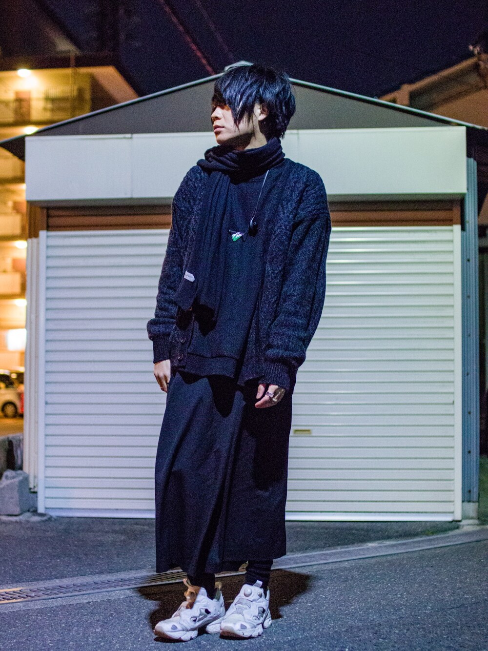 「シンプル、冬コーデ、ブラック、スニーカー、ユニクロ、レイヤードスタイル、スウェット、YVES SAINT LAURENT、ワイドパンツ、黒」｜「Yves Saint Laurentのアイテム（カーディガン/ボレロ、ブラック系）」を使った、りょーたさん（メンズ・169cm）の冬コーディネートの1枚目の写真