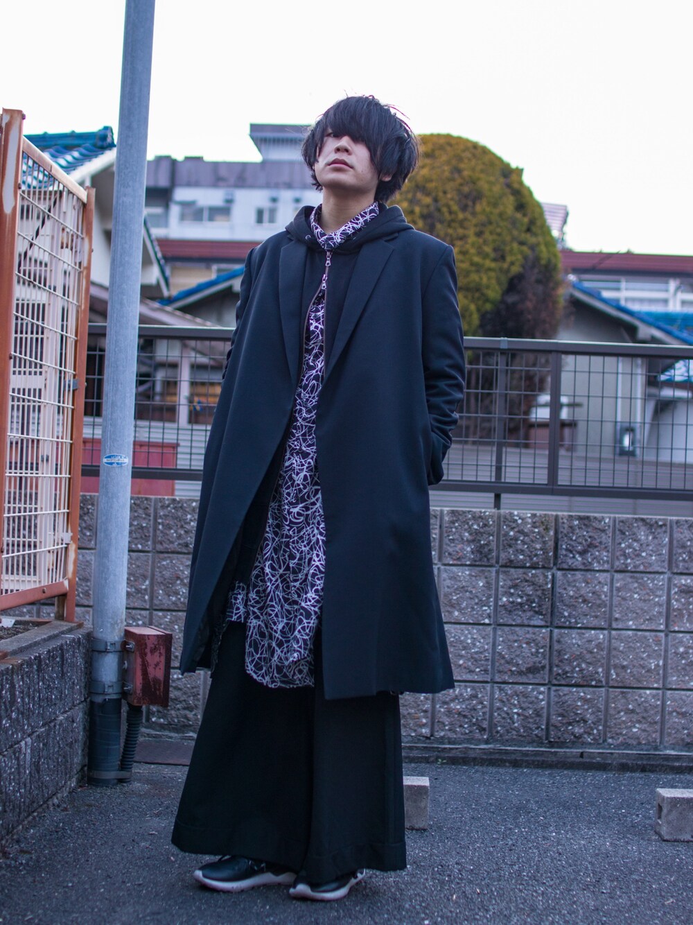 「ワイドパンツ、オールブラック、黒、ロングコート、黒魔術師、ロングシャツ、パーカー、チェスターコート、LAD MUSICIAN、COMME des GARCONS」｜「LAD MUSICIANのアイテム（チェスターコート、ブラック系）」を使った、りょーたさん（メンズ・169cm）の冬コーディネートの1枚目の写真