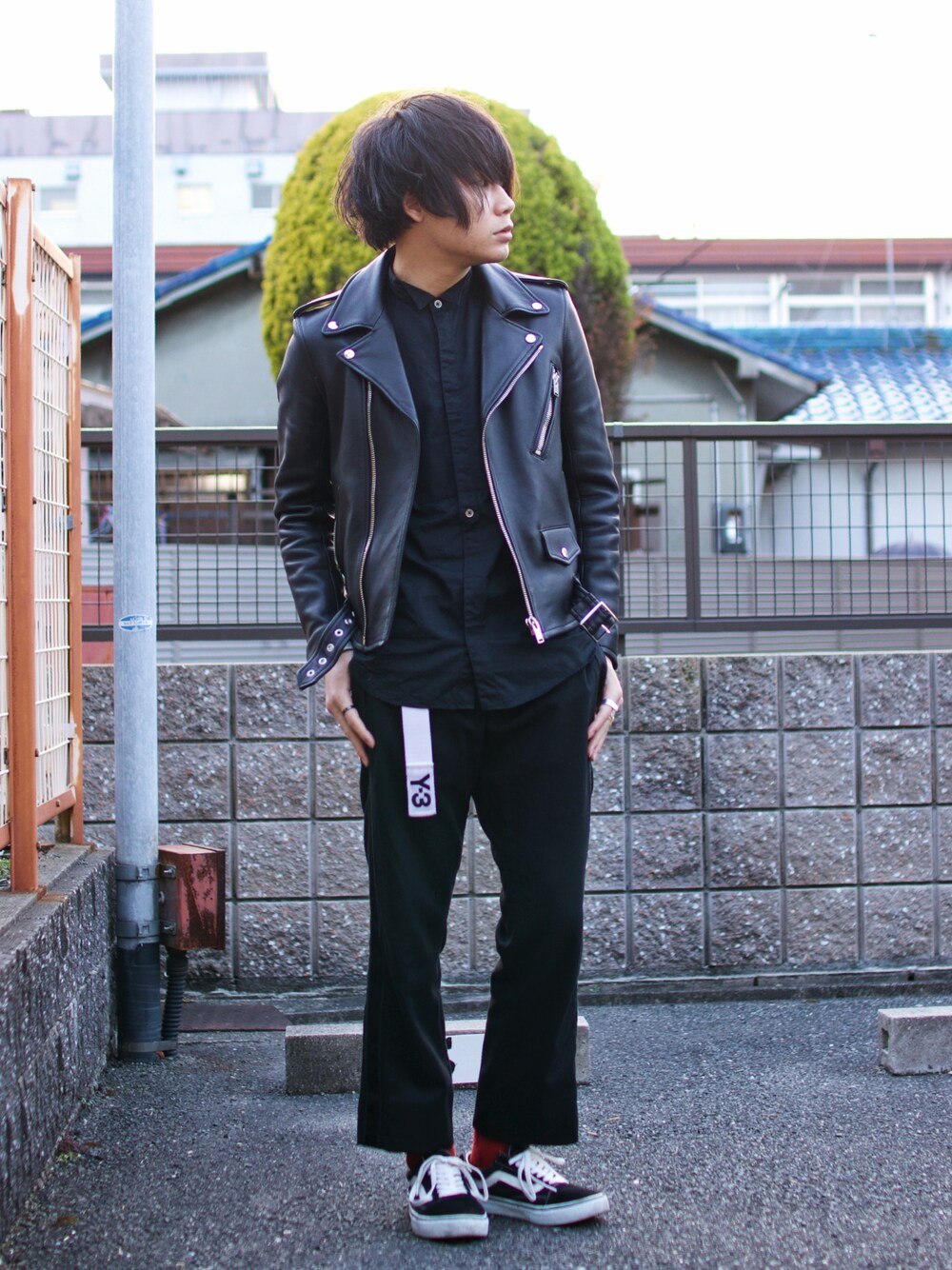 「春コーデ、シンプル、ストリート、ブラック、VANS、ラインパンツ、LITHIUM HOMME、JOHN LAWRENCE SULLIVAN、スニーカー、ダブルライダース」｜「LITHIUM HOMMEのLAMB LEATHER W-RIDERS（ライダースジャケット、ブラック系）」を使った、りょーたさん（メンズ・169cm）の春コーディネートの1枚目の写真