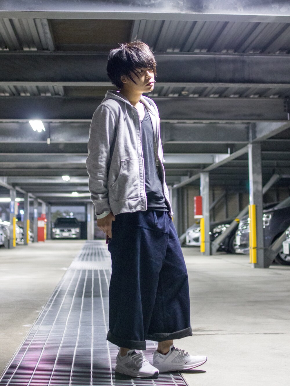 「シンプルコーデ、ラフ、パーカー、グレーパーカー、ワイドパンツ、巻きデニム、hatra、シンプル、スニーカー、PUMA」｜「無印良品のアイテム（パーカー、グレー系）」を使った、りょーたさん（メンズ・169cm）の春コーディネートの1枚目の写真