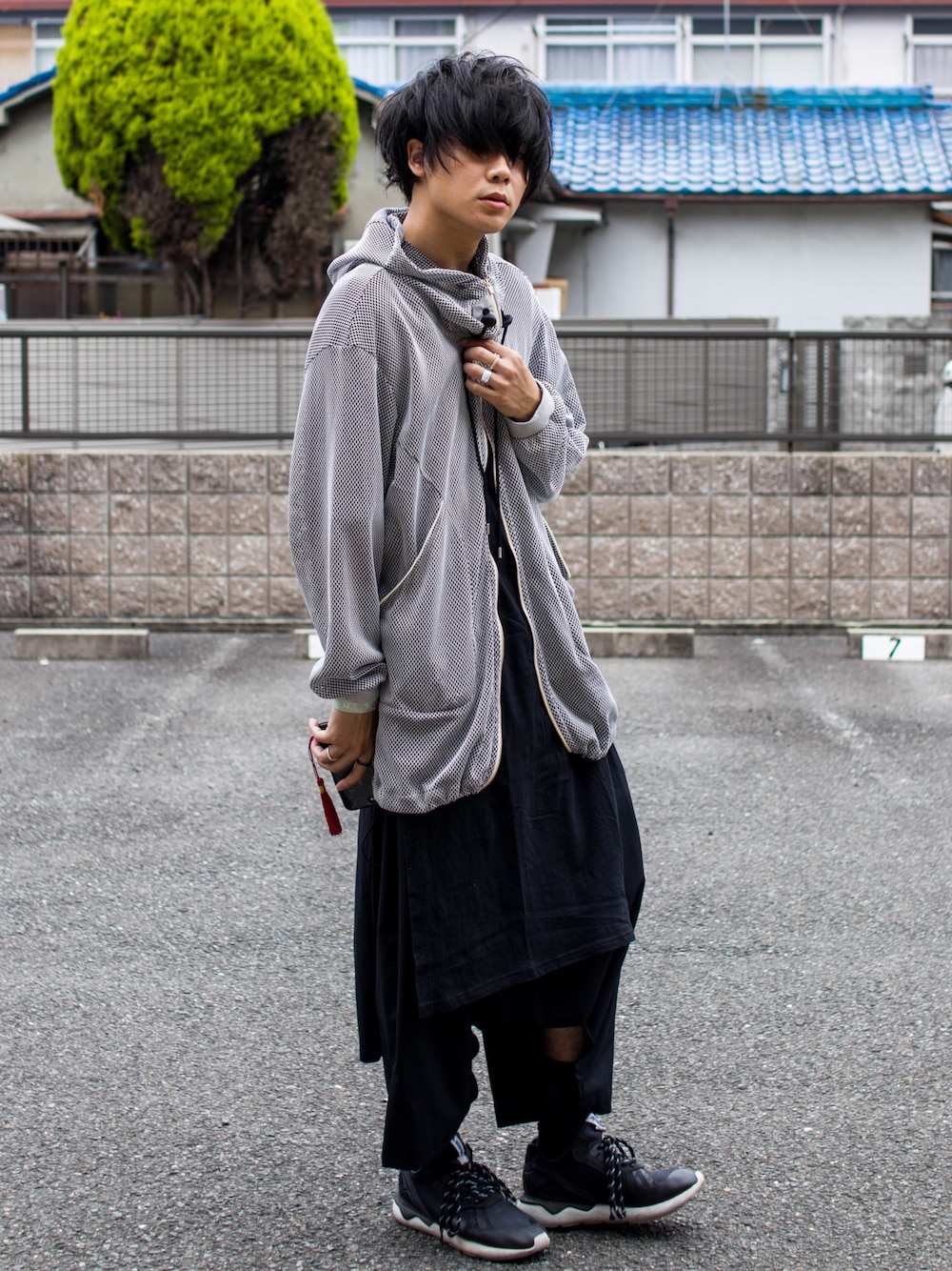 「夏、Tシャツ、メッシュ、レイヤードスタイル、ワイドパンツ、ビッグT、モード、パーカー、hatra、GU」｜「hatraのIパーカーWR（パーカー、グレー系）」を使った、りょーたさん（メンズ・169cm）の夏コーディネートの1枚目の写真