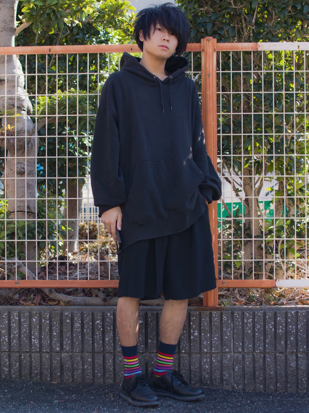 「黒、秋のコーデ、ユニクロ、オールブラック、モノトーン、ハーフパンツ、季節感、パーカー、スニーカー」｜「no brandのXXXXXLパーカー（パーカー、ブラック系）」を使った、りょーたさん（メンズ・169cm）の秋コーディネートの1枚目の写真