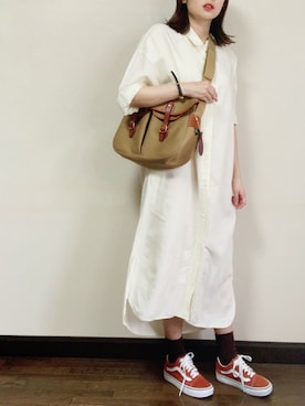 スニーカー オレンジ系 を使った 白ワンピース の人気ファッションコーディネート Wear