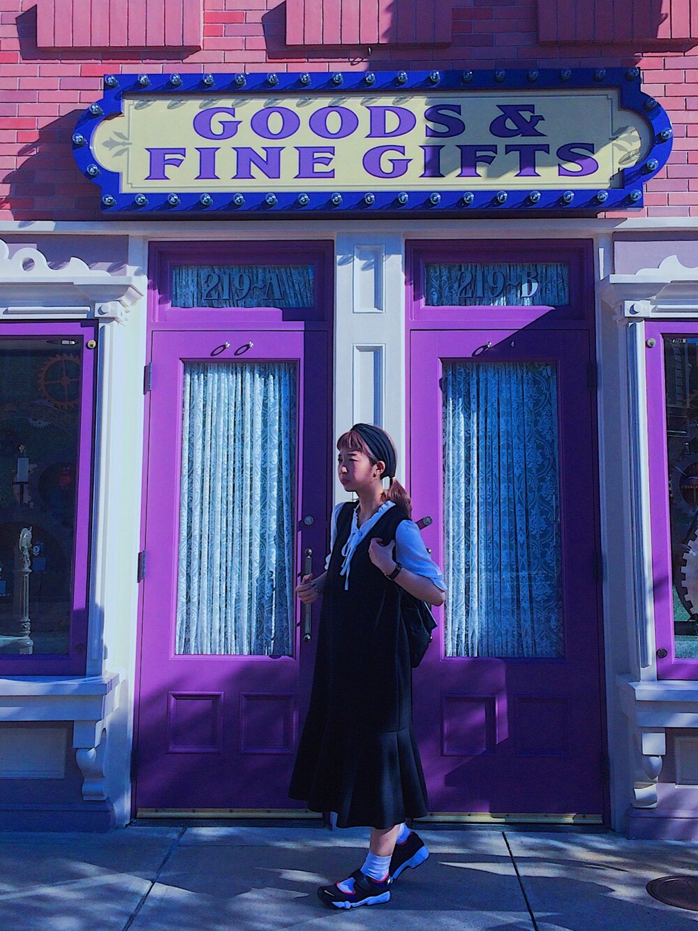「hongkongdisneyland」｜「ALANDのアイテム（ジャンパースカート、ブラック系）」を使った、Cyariさん（レディース・156cm）の夏コーディネートの1枚目の写真