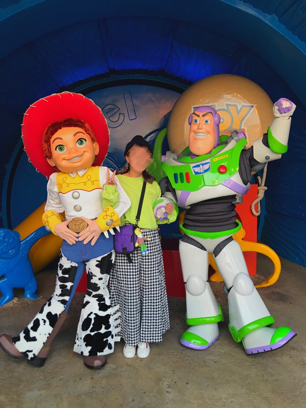「hongkongdisneyland」｜「JEANASISのBIGロンTEE/785188 （Tシャツ/カットソー、グリーン系）」を使った、Cyariさん（レディース・156cm）の秋コーディネートの1枚目の写真