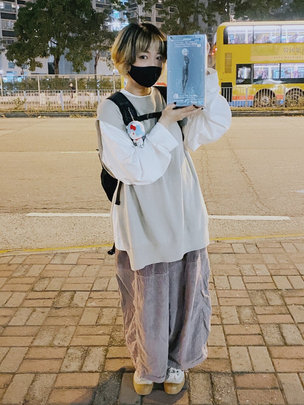 「ootd、街頭穿搭、休閒、oversize、evangelion、ayanamirei」｜「LOWRYS FARMのアイテム（トップス、ベージュ系）」を使った、Cyariさん（レディース・156cm）の冬コーディネートの1枚目の写真