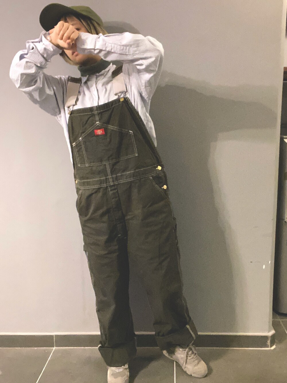 「ootd、街頭穿搭、球鞋、休閒、工人褲、工裝褲、冬コーデ、oversize、牛仔褲」｜「Dickiesのアイテム（オールインワン・サロペット、グリーン系）」を使った、Cyariさん（レディース・156cm）の冬コーディネートの1枚目の写真