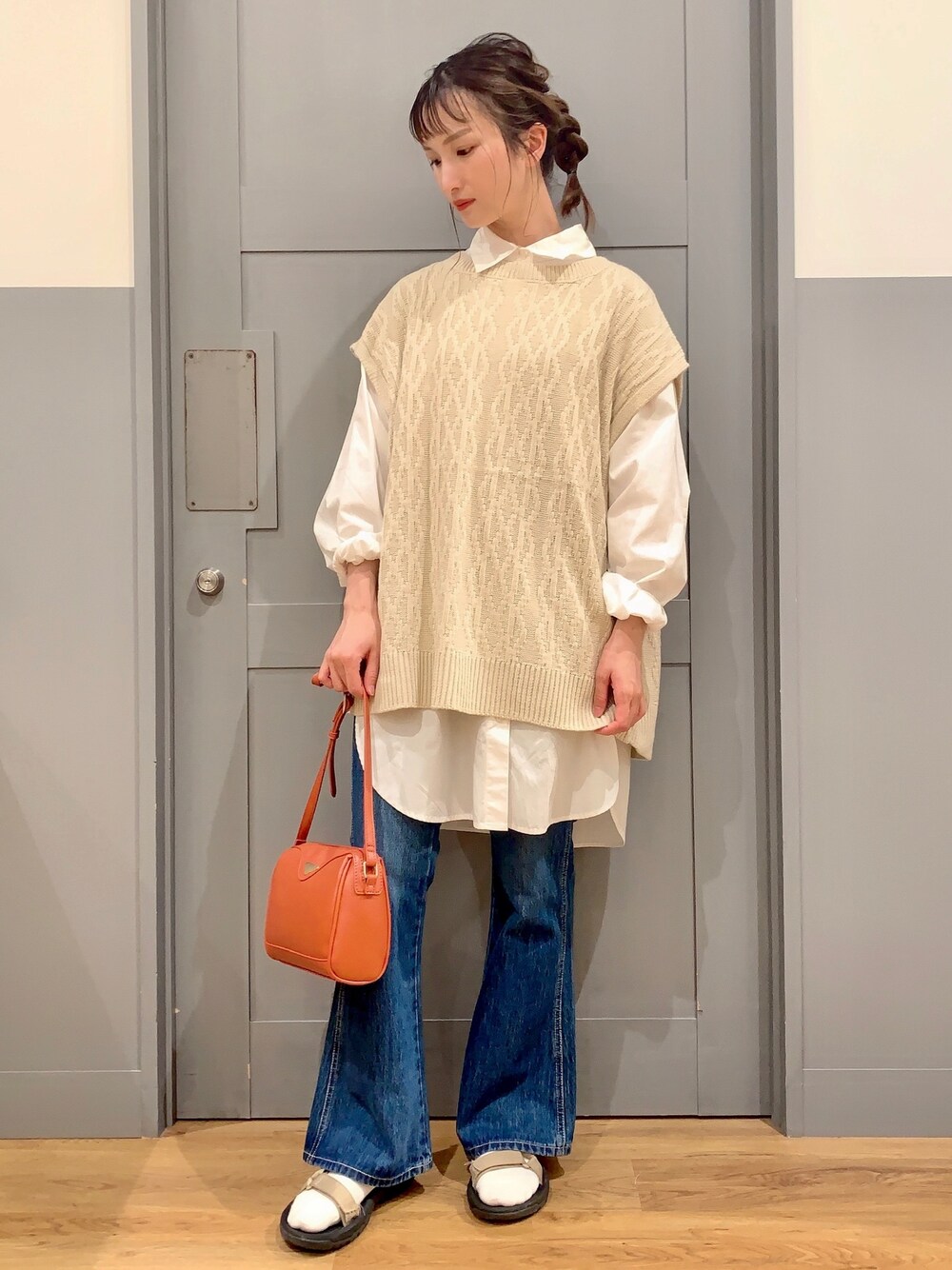 「Right-on、right_on_pr、Right-on staff、ライトオン、秋コーデ」｜「HONEYSUCKLE ROSEの【HONEYSUCKLE ROSE】スリットケーブルベスト（ベスト、ホワイト系）」を使った、lisaaa0111さん（レディース・158cm）の夏コーディネートの1枚目の写真