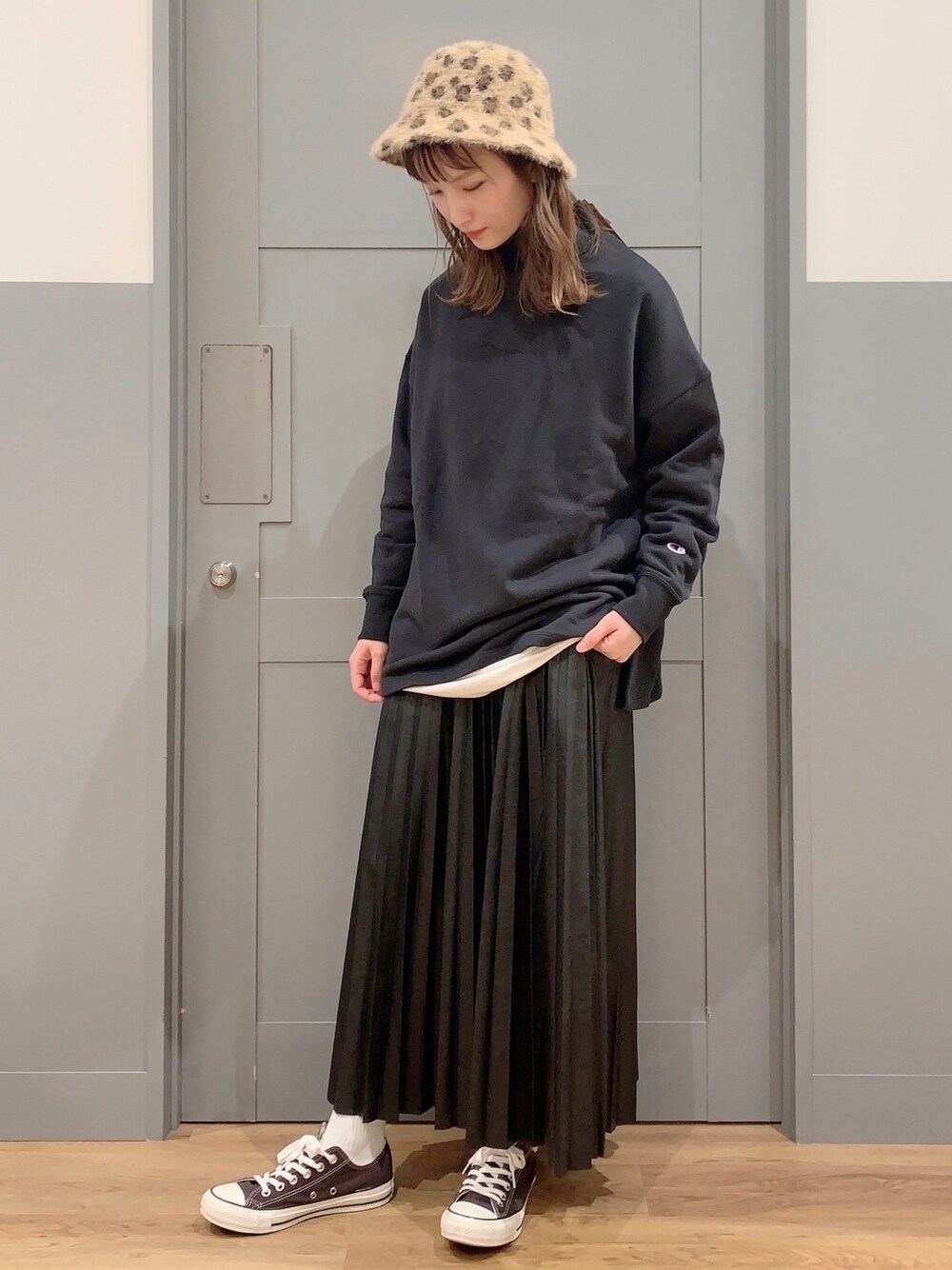 「ライトオン、Right-on、right_on_pr、レイヤード、レザースカート、ブラックコーデ、スウェット、スウェットコーデ」｜「HONEYSUCKLE ROSEの【HONEYSUCKLE ROSE】フェイクレザースカート（スカート、ブラック系）」を使った、lisaaa0111さん（レディース・158cm）の秋コーディネートの1枚目の写真