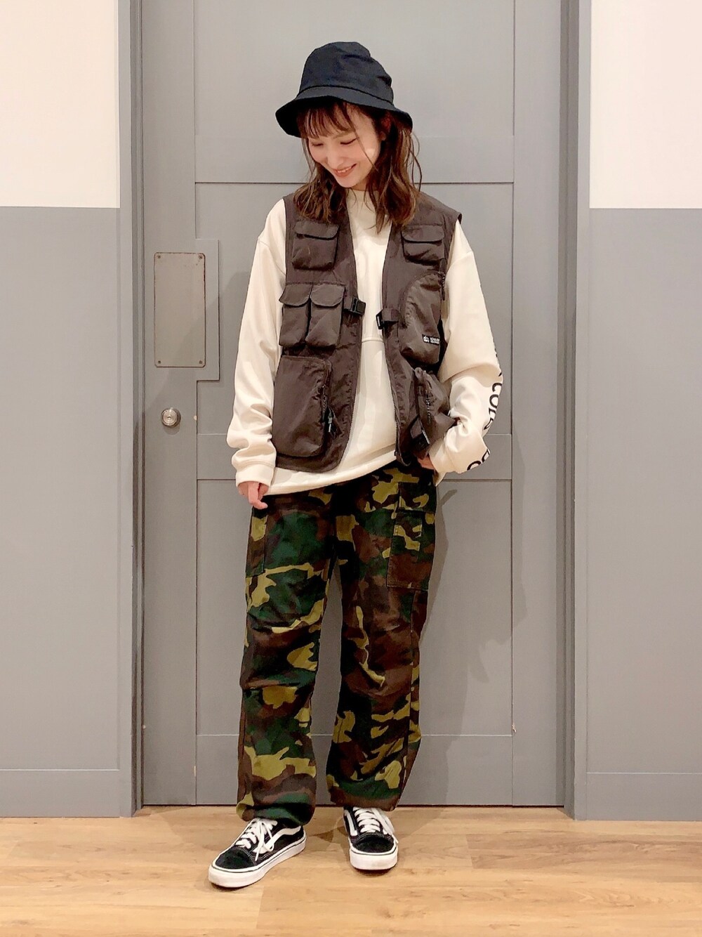 「ライトオン、righton_pr、Right-on、righton、right_on_pr、メンズライク、フィッシングベスト」｜「CAMP7の【CAMP7】バックエンボスロゴロンＴ（Tシャツ/カットソー、ホワイト系）」を使った、lisaaa0111さん（レディース・158cm）の秋コーディネートの1枚目の写真