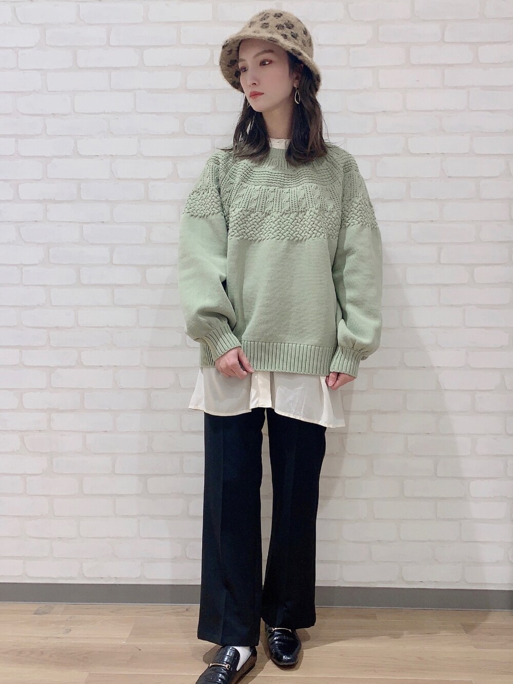 「ライトオン、Right-on、right_on_pr、righton、righton_pr、ニット、レイヤードスタイル」｜「HONEYSUCKLE ROSEの【HONEYSUCKLE ROSE】洗える軽ふわクルーネック（ニット/セーター、グリーン系）」を使った、lisaaa0111さん（レディース・158cm）の秋コーディネートの1枚目の写真