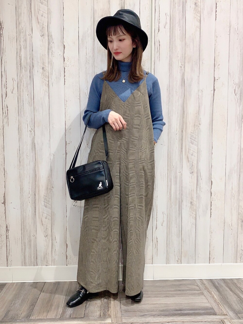 「ライトオン、Right-on、righton、right_on_pr、righton_pr、ハット、オールインワン、タートルネック」｜「HONEYSUCKLE ROSEの【HONEYSUCKLE ROSE】タートルネックニット（ニット/セーター、ブルー系）」を使った、lisaaa0111さん（レディース・158cm）の秋コーディネートの1枚目の写真