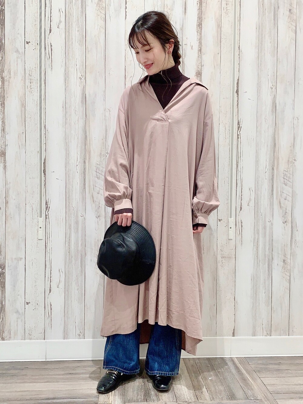 「ライトオン、Right-on、righton、right_on_pr、righton_pr、シャツワンピース、タートルネック」｜「HONEYSUCKLE ROSEの【HONEYSUCKLE ROSE】タートルネックニット（ニット/セーター、ブラウン系）」を使った、lisaaa0111さん（レディース・158cm）の秋コーディネートの1枚目の写真