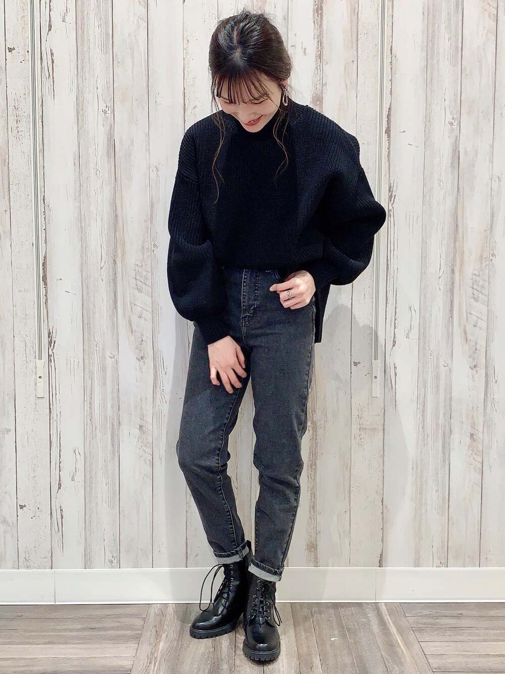 「ライトオン、Right-on、right_on_pr、righton、righton_pr、ブラックコーデ、ワントーンコーデ、タートルネックニット、リーバイス」｜「HONEYSUCKLE ROSEの【HONEYSUCKLE ROSE】洗える軽ふわタートルネック（ニット/セーター、ブラック系）」を使った、lisaaa0111さん（レディース・158cm）の秋コーディネートの1枚目の写真