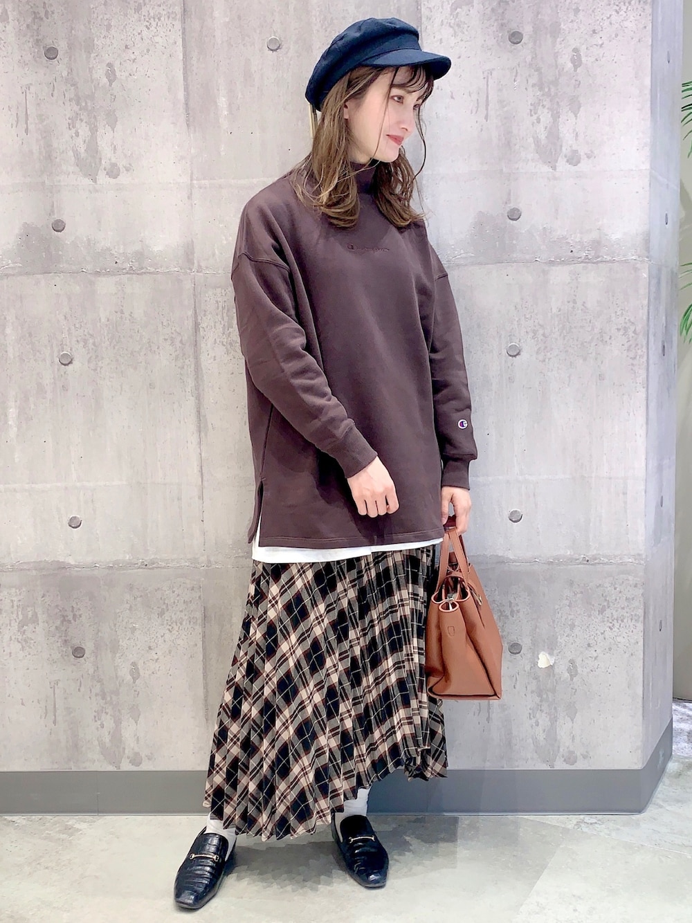 「ライトオン、Right-on、right_on_pr、righton_pr、チャンピオン、スウェット、スウェットコーデ、レイヤードスタイル、プリーツスカート」｜「Championの【Champion】ハイネックチュニック（スウェット、ブラウン系）」を使った、lisaaa0111さん（レディース・158cm）の秋コーディネートの1枚目の写真