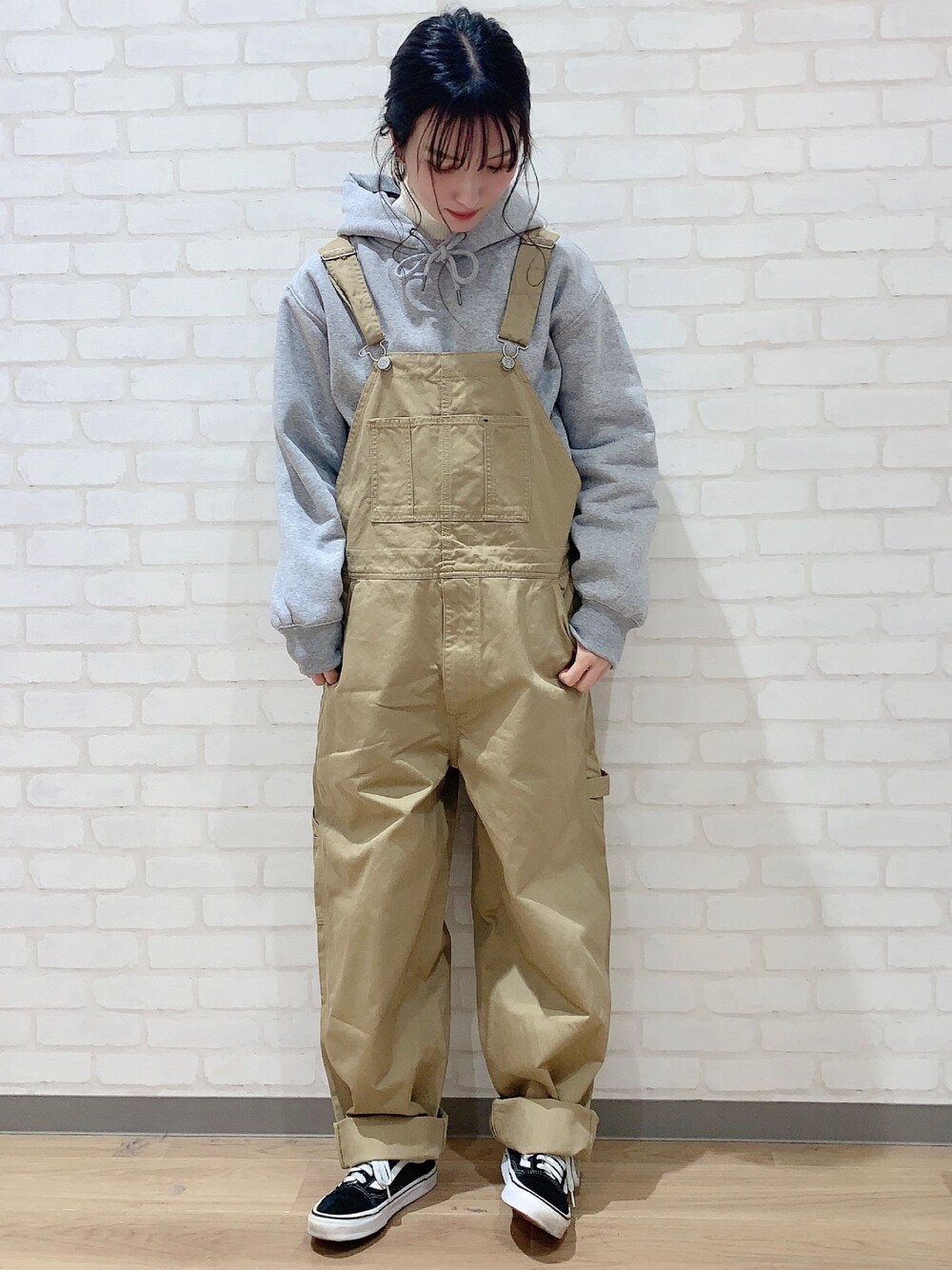 「ライトオン、Right-on、righton、right_on_pr、righton_pr、オーバーオール、メンズライク、スウェット、メンズライクコーデ」｜「Right-onのアイテム（オールインワン・サロペット、ベージュ系）」を使った、lisaaa0111さん（レディース・158cm）の秋コーディネートの1枚目の写真