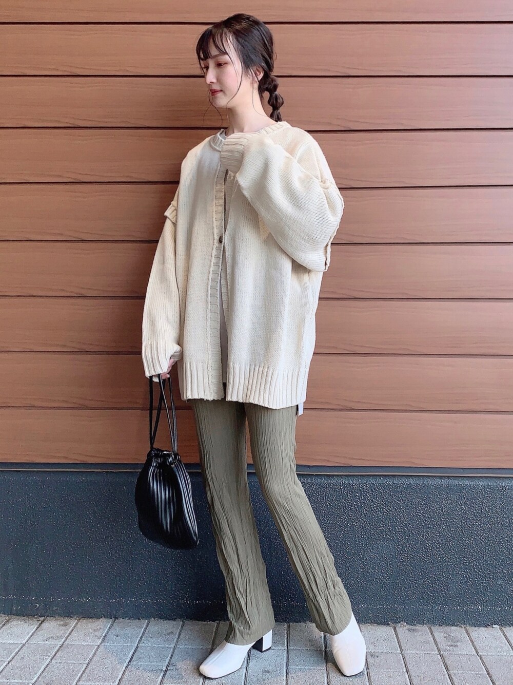 「ライトオン、Right-on、right_on_pr、righton_pr、ニットコーデ、レイヤードスタイル、プリーツレギンス、ママコーデ」｜「Right-onのアイテム（ニット/セーター、ホワイト系）」を使った、lisaaa0111さん（レディース・158cm）の冬コーディネートの1枚目の写真
