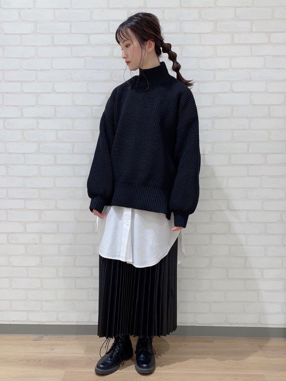 「ライトオン、Right-on、right_on_pr、righton_pr、オールブラック、ブラックコーデ、レイヤードスタイル、フェイクレザー、プリーツスカート、ママコーデ」｜「Right-onのアイテム（スカート、ブラック系）」を使った、lisaaa0111さん（レディース・158cm）の冬コーディネートの1枚目の写真