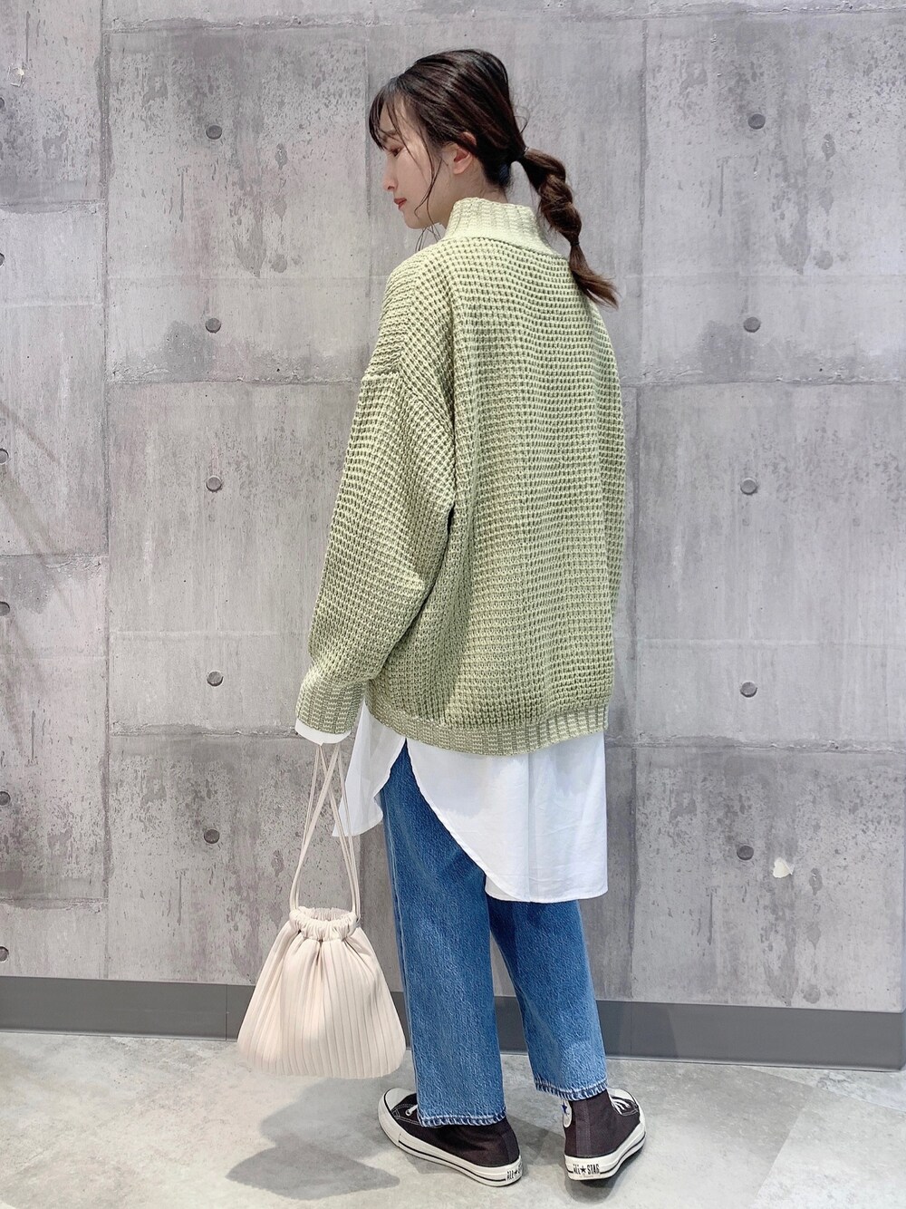 「ライトオン、Right-on、righton、right_on_pr、righton_pr、レイヤードスタイル、リーバイス、Levi's、type1、コンバース」｜「Right-onのアイテム（ニット/セーター、グリーン系）」を使った、lisaaa0111さん（レディース・158cm）の冬コーディネートの1枚目の写真