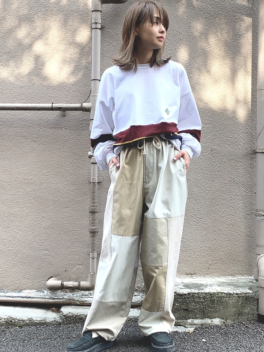 ホワイト系のTシャツ/カットソー、ベージュ系のチノパンツを着用したレディースの冬コーディネートの1枚目の写真