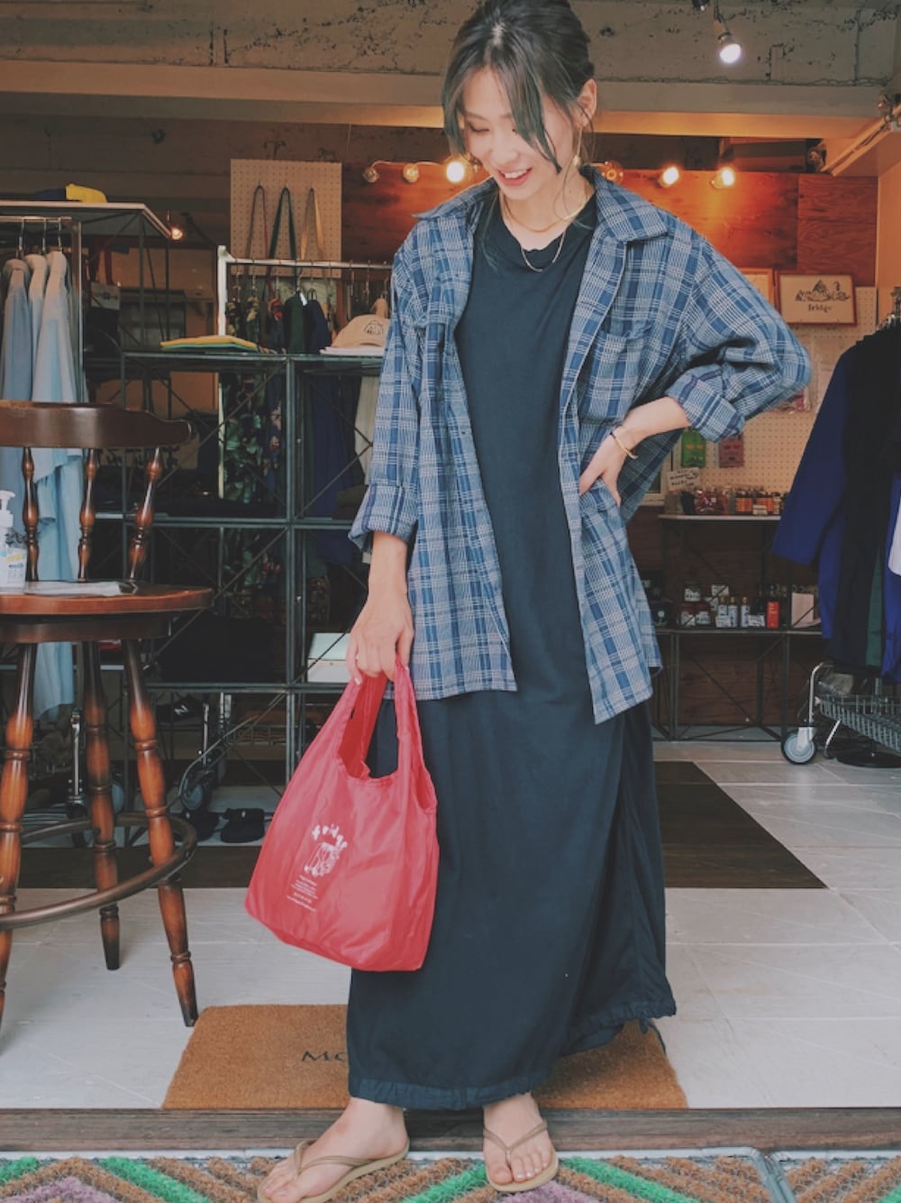 「大人カジュアル、シャツスタイル、マルシェバッグ、エコバッグ、only ny、cosmic wonder、fridge、ママコーデ、ootd」｜「ONLY NYの●【ONLY NY】オンリーニューヨーク MULBERRY PLAID SHIRT（シャツ/ブラウス、ブルー系）」を使った、米沢 真亜さん（レディース・155cm）の夏コーディネートの1枚目の写真