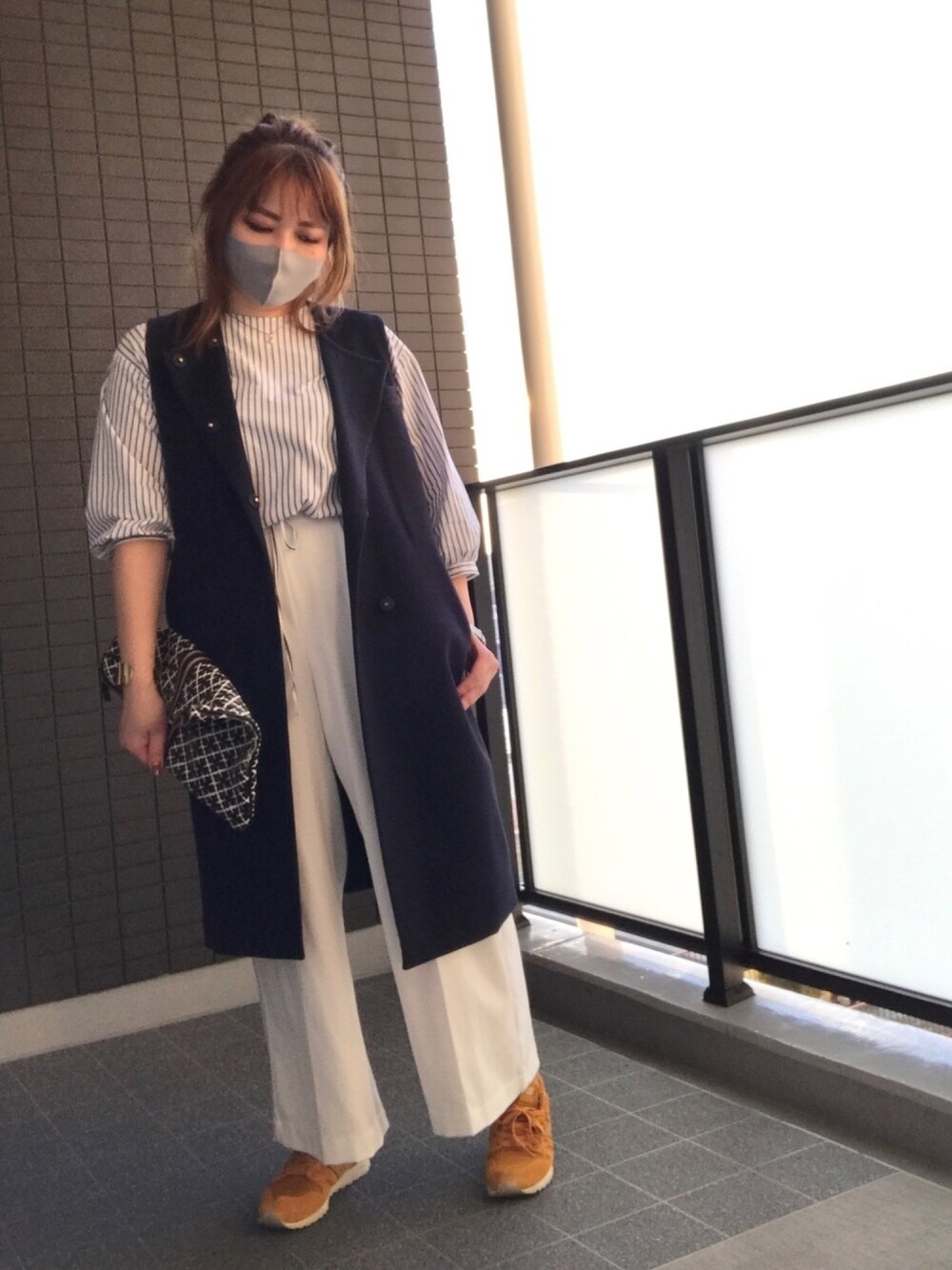 ブルー系のジャケット/アウター、ブルー系のシャツ/ブラウス、ブラック系のクラッチバッグを着用したレディースの夏コーディネートの1枚目の写真