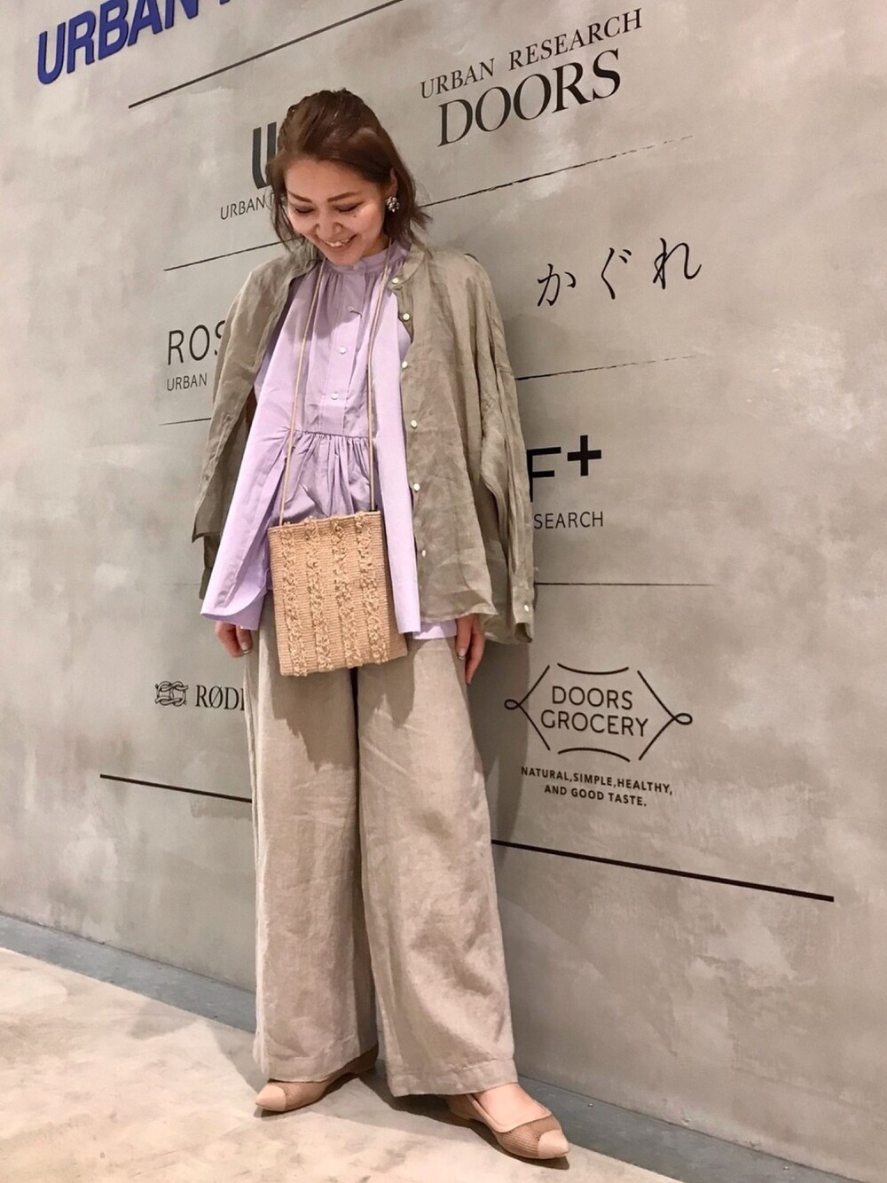 「アーバンリサーチストアー、urstore、KBF、URBAN RESEARCH DOORS、アーバンリサーチドアーズ、RODESKO、メッシュパンプス、パープル、ブラウス、リネンパンツ」｜「KBFのアイテム（シャツ/ブラウス、ベージュ系）」を使った、asamiさん（レディース・164cm）の春コーディネートの1枚目の写真