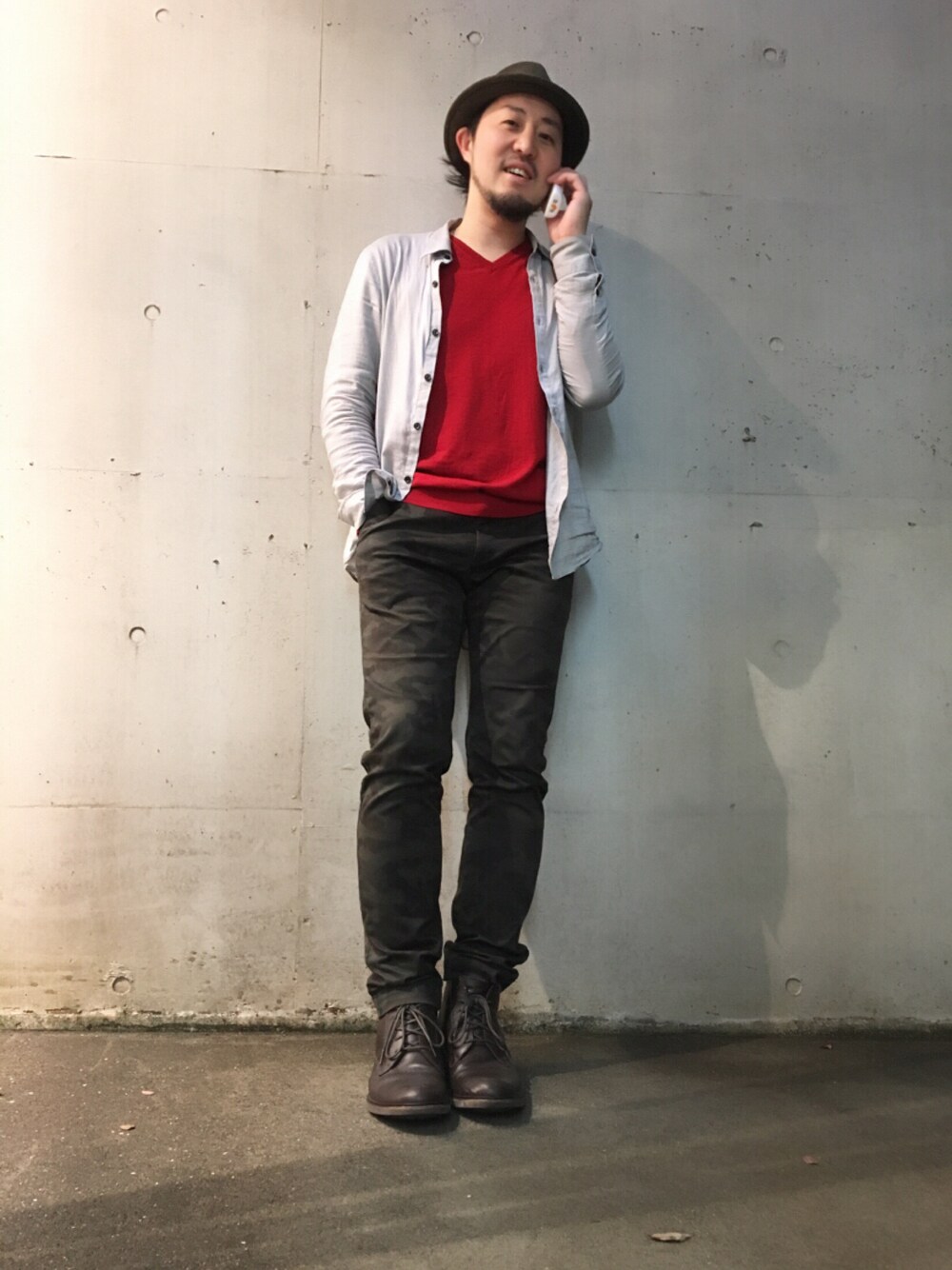 「大人、大人カジュアル、春コーデ、迷彩、電話中、赤」｜「AIGLEのアイテム（ブーツ、ブラウン系）」を使った、山崎永二さん（メンズ・168cm）の春コーディネートの1枚目の写真