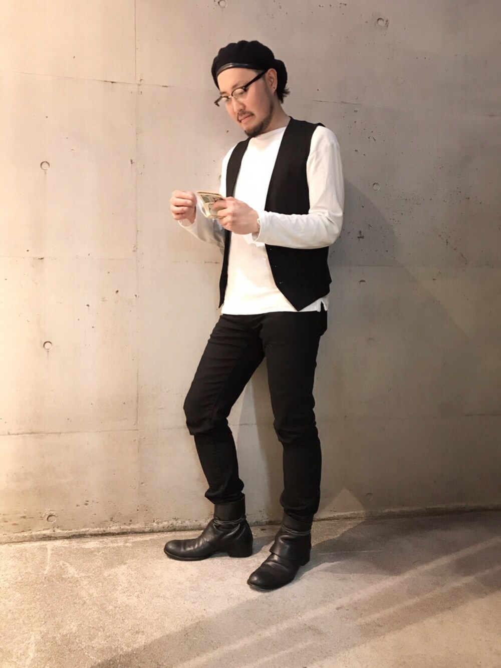 ブラック系のブーツ、ブラック系のその他パンツ、ブラック系のベストを着用したメンズの春コーディネートの1枚目の写真