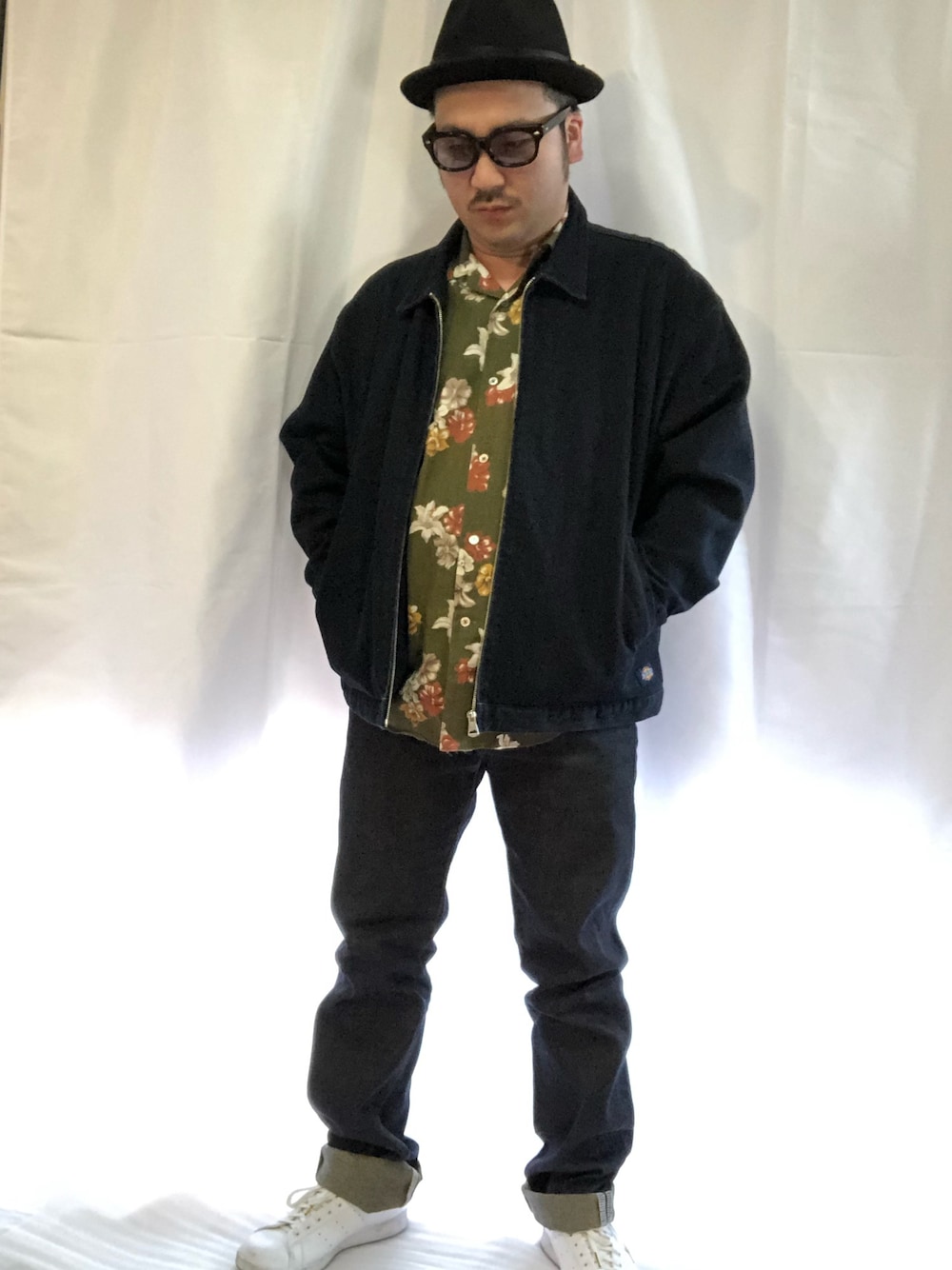 「古着、ストリート、アメカジ、ハット、カジュアル、オトナカジュアル、スニーカーコーデ、ootd、スタンスミス、花柄」｜「古着のアイテム（シャツ/ブラウス、グリーン系）」を使った、G'sさん（メンズ・166cm）の冬コーディネートの1枚目の写真