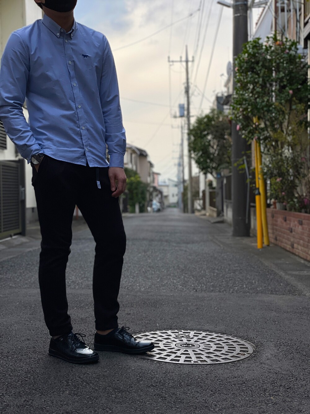 ブルー系のシャツ/ブラウス、ブラック系のスウェットパンツ、ブラック系のドレスシューズを着用したメンズの春コーディネートの1枚目の写真