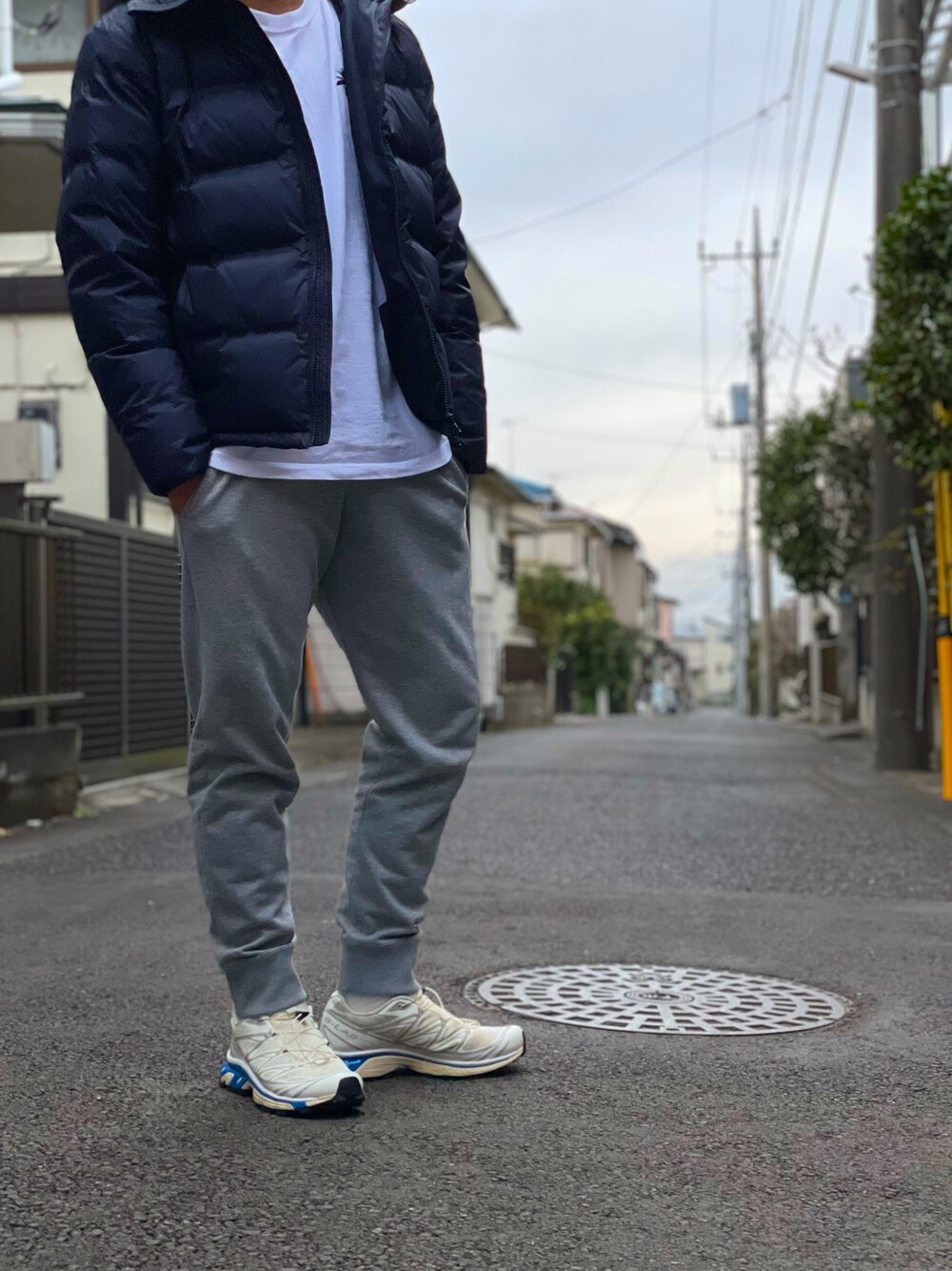 「春めきシューズ、休日スタイル、アウトドアスタイル、白スニーカー、シンプル、いいね、save、フォローお願いします🤑、おしゃれさんと繋がりたい、オトナカジュアル、スウェットパンツ、ダウンジャケット」｜「FREAK'S STOREのアイテム（ダウンジャケット/コート、ブルー系）」を使った、G'sさん（メンズ・177cm）の春コーディネートの1枚目の写真
