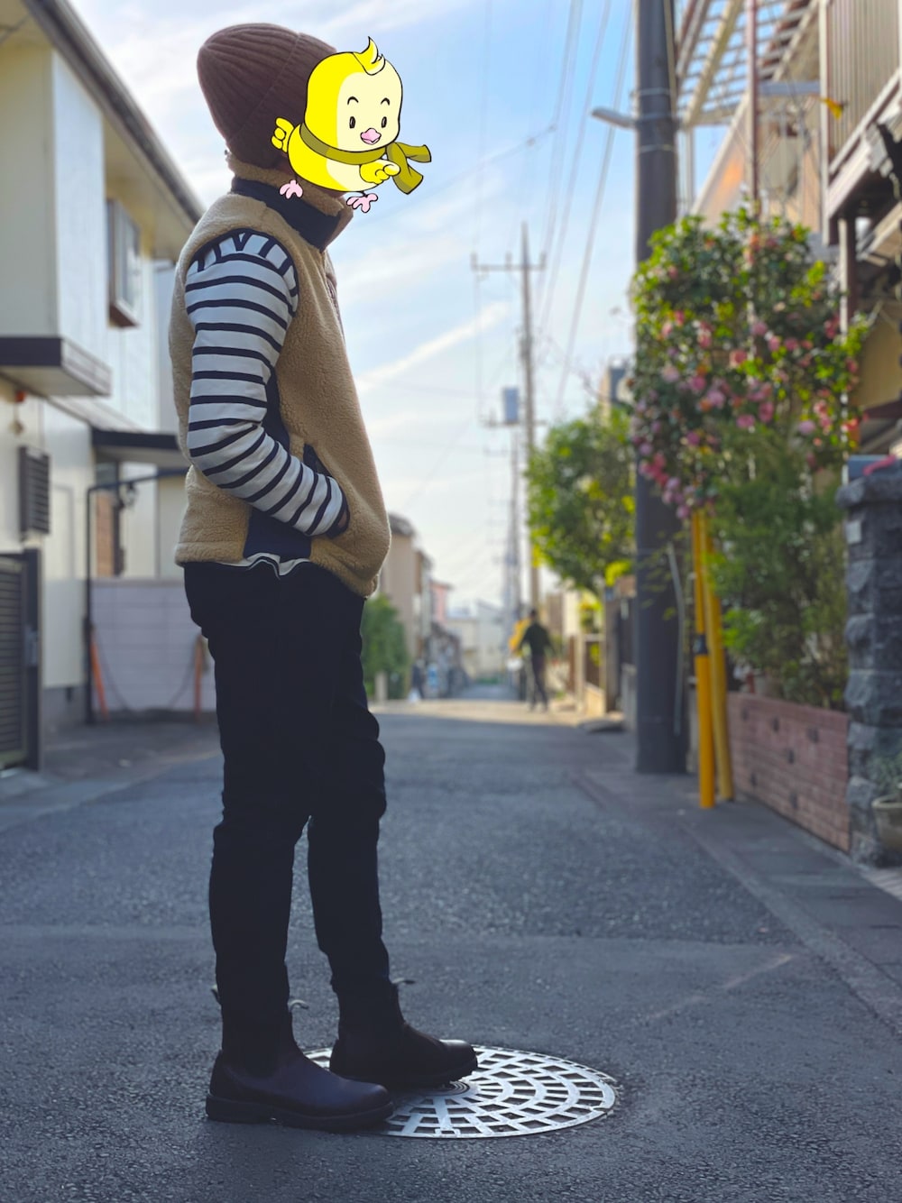 ベージュ系のその他アウター、ホワイト系のTシャツ/カットソー、ブラック系のチノパンツを着用したメンズの春コーディネートの1枚目の写真