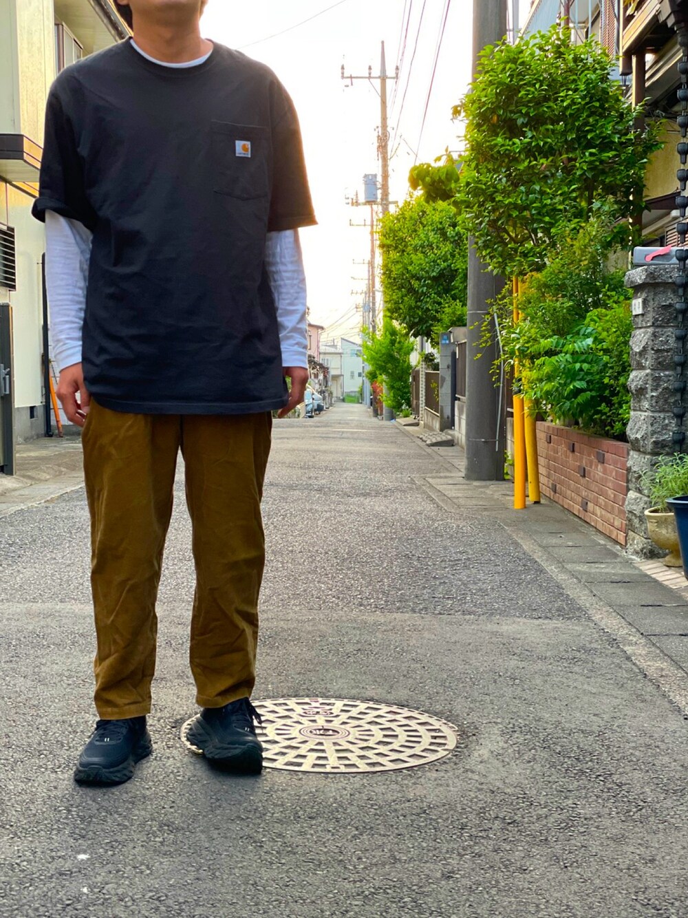 ブラック系のTシャツ/カットソー、ホワイト系のトップス、ベージュ系のその他パンツを着用したメンズの春コーディネートの1枚目の写真