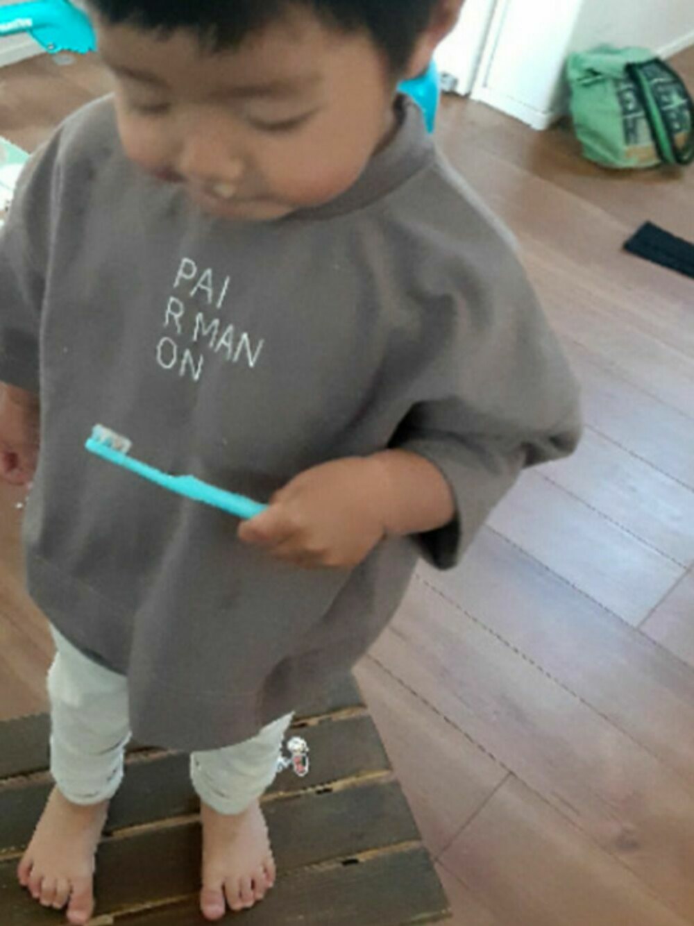 「90cm、ナチュラル、おとこのこ」｜「futafutaのアイテム（パンツ、ホワイト系）」を使った、かんた&よっぴさん（キッズ・90cm）の春コーディネートの1枚目の写真