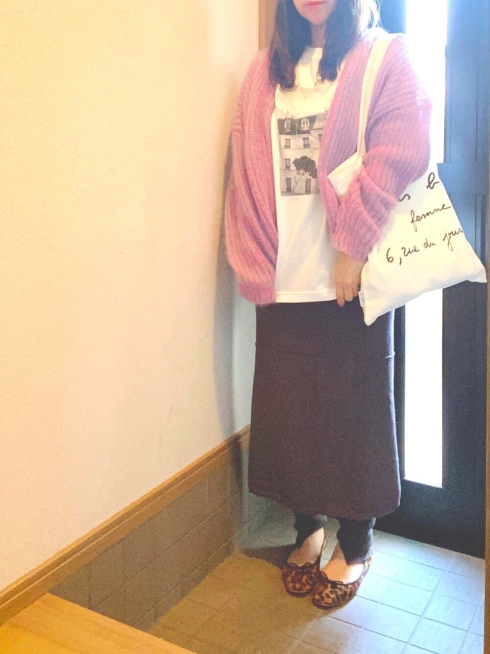 「大人カジュアル、秋冬コーデ、ニットコーデ、ボリューム袖、レギンス×スカート、パープル、おばさん、ひょうがら」｜「agnes b.の【agnes b. pour ADAM ET ROPE'】TOTE BAG WITH SHOPPING BAG PRINT（トートバッグ、ホワイト系）」を使った、さぁさん（レディース・154cm）の秋コーディネートの1枚目の写真