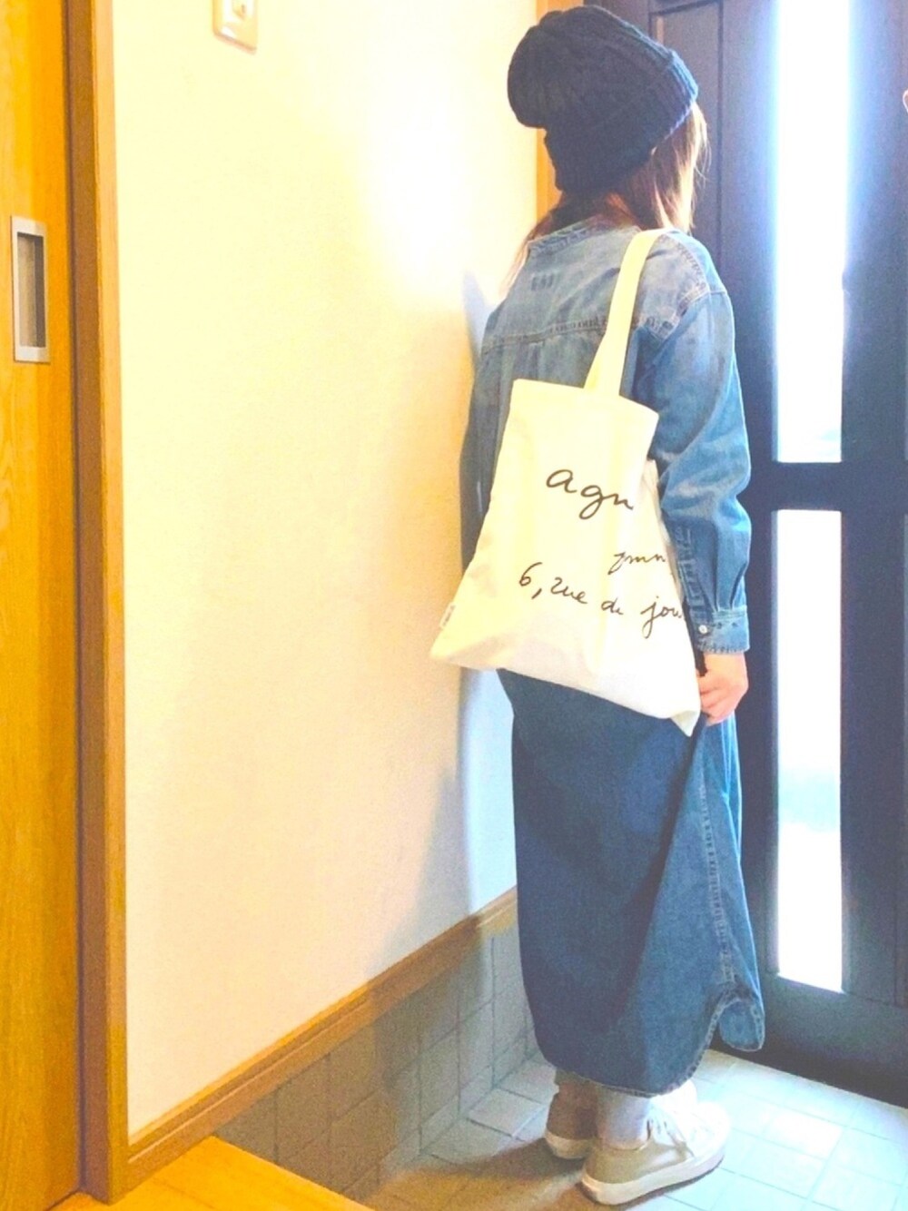 「秋冬コーデ、玄関コーデ、カジュアル、低身長、おばさんコーデ、オトナ女子、ニット帽、コンバース ジャックパーセル、デニムワンピース」｜「agnes b.の【agnes b. pour ADAM ET ROPE'】TOTE BAG WITH SHOPPING BAG PRINT（トートバッグ、ホワイト系）」を使った、さぁさん（レディース・154cm）の秋コーディネートの1枚目の写真