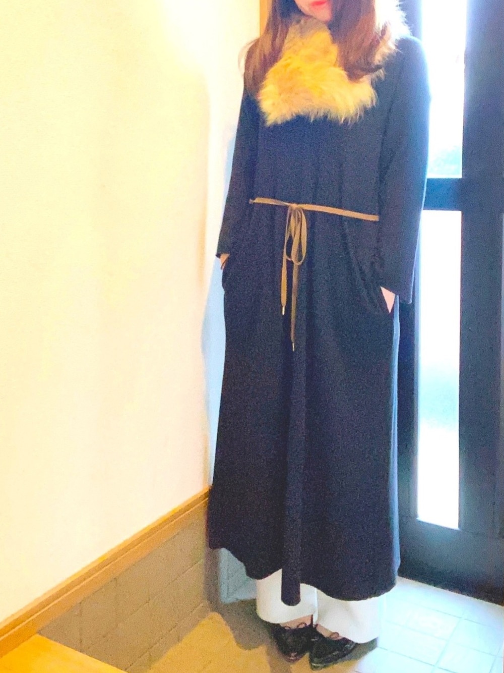 「今日のコーデ、シンプルコーデ、秋コーデ、玄関コーデ、おばさん、白パンツ」｜「SHIPSのワッフルワンピース◇（ワンピース、ブラック系）」を使った、さぁさん（レディース・154cm）の秋コーディネートの1枚目の写真