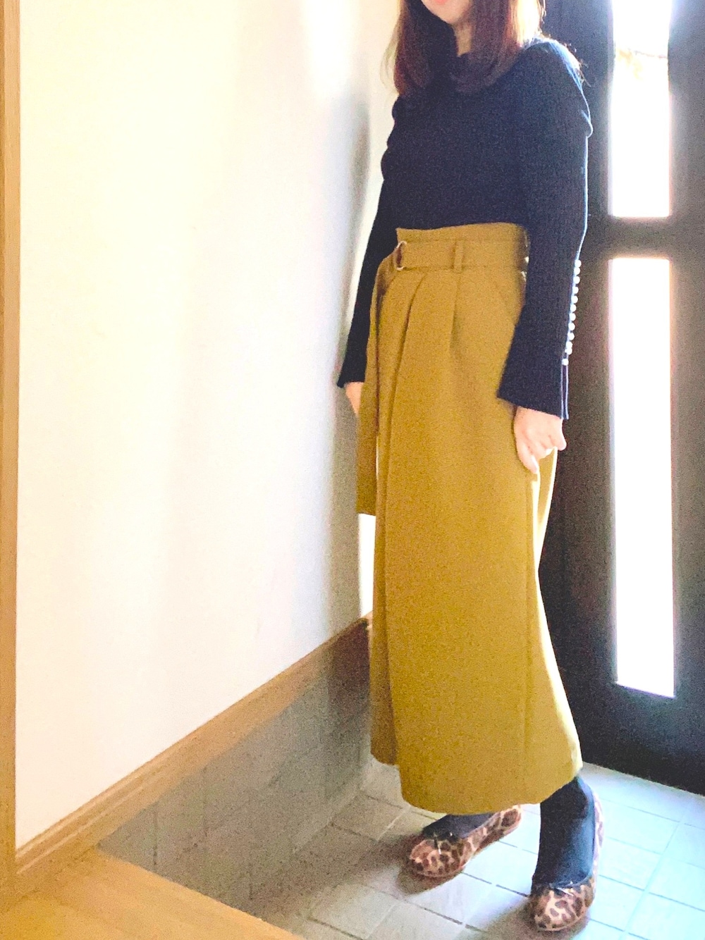 「オトナ女子、黒ニット、タイトスカート、アラフォー、アラフィフ、シンプル、ビジュー、マスタード、玄関、大人コーデ」｜「SLOBE IENAのアイテム（スカート、イエロー系）」を使った、さぁさん（レディース・154cm）の冬コーディネートの1枚目の写真