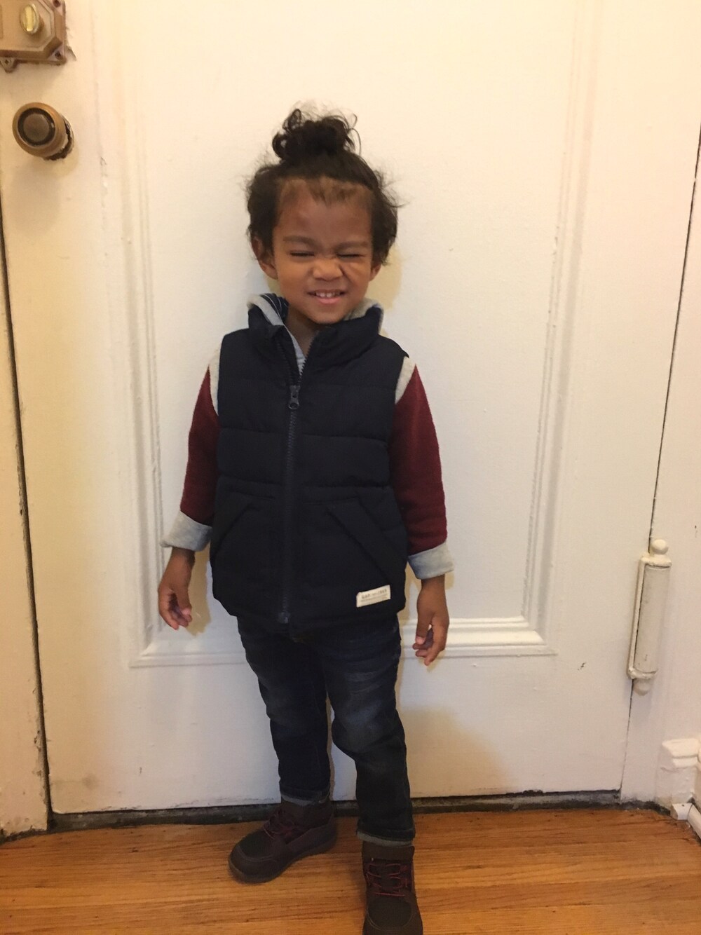 「boy、2歳、gap kids、down vest、OSHKOSH」｜「GAPのアイテム（ダウンベスト、その他）」を使った、NYCkidsさん（キッズ・92cm）の秋コーディネートの1枚目の写真