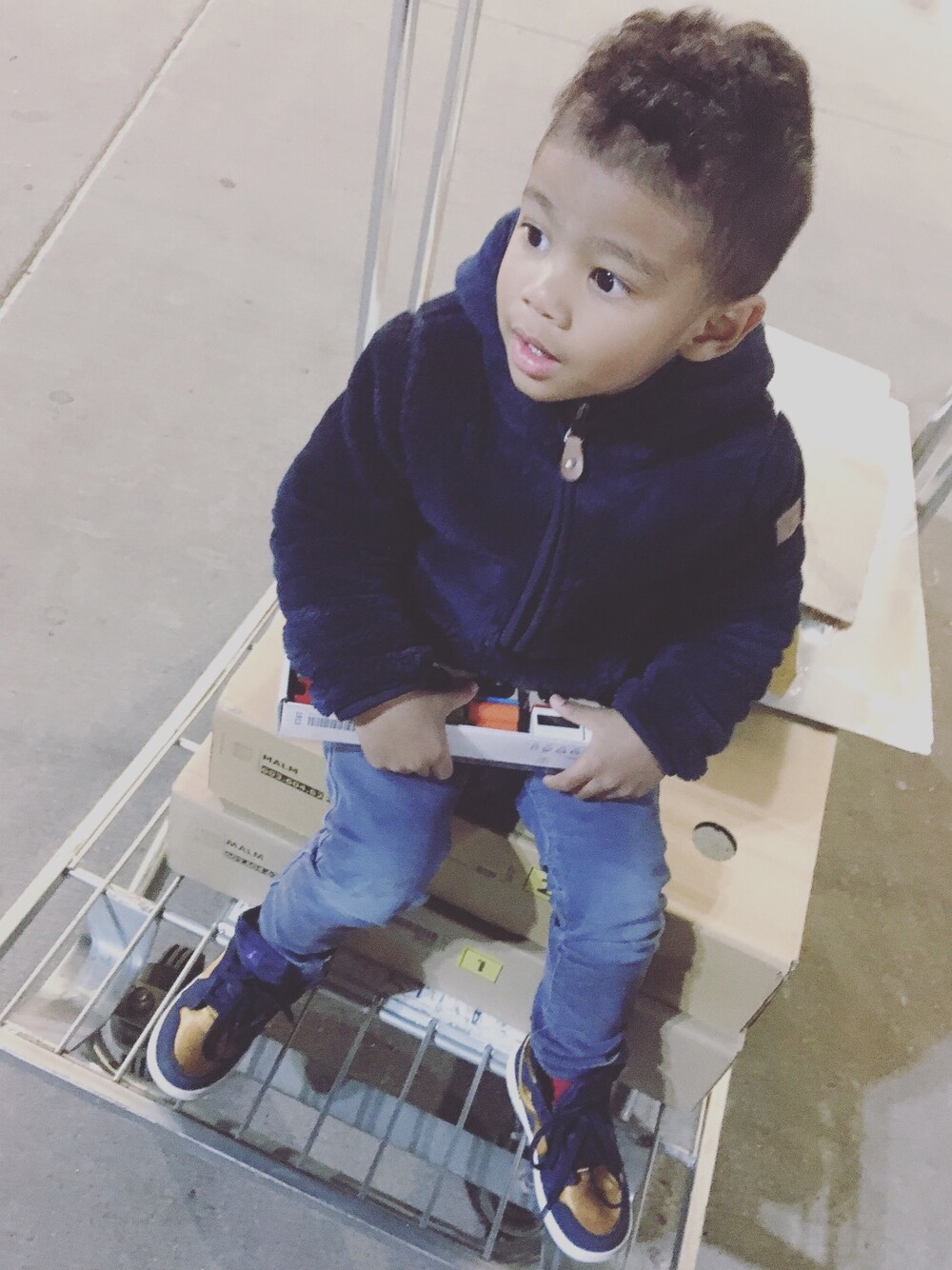 「boy、2歳、H&M、ZARA KIDS、AIR JORDAN、むすこーで」｜「H&Mのアイテム（チェスターコート、ブルー系）」を使った、NYCkidsさん（キッズ・92cm）の秋コーディネートの1枚目の写真