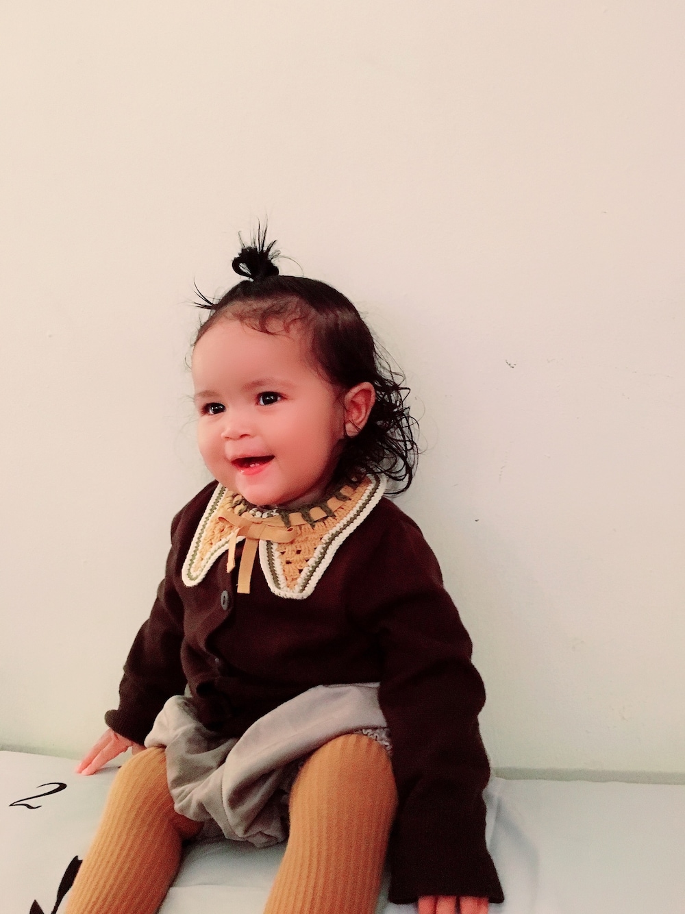 「10ヶ月、むすこーで、むすめ服、10months、babygirl 、mishaandpuff、MARLMARL、かぼちゃパンツ、カーディガン」｜「Misha and Puffのアイテム（カーディガン/ボレロ、ブラウン系）」を使った、NYCkidsさん（キッズ・92cm）の冬コーディネートの1枚目の写真