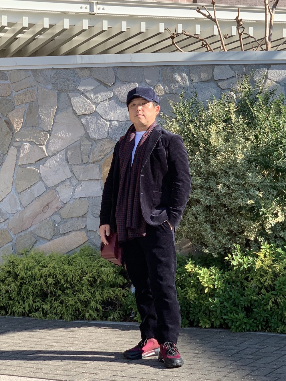 ブルー系のジャケット/アウター、ブルー系のスラックス、レッド系のスニーカーを着用したメンズの秋コーディネートの1枚目の写真