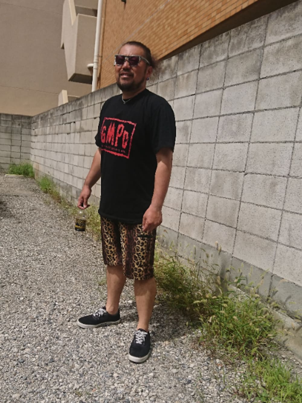 「でぶ、デブでもオシャレ、プチプラ、GU、プロレスラー、柄パンツ、ひょう柄、Mr.Babe」｜「GUのアイテム（スニーカー、ブラック系）」を使った、神田誠二さん（メンズ・168cm）の秋コーディネートの1枚目の写真