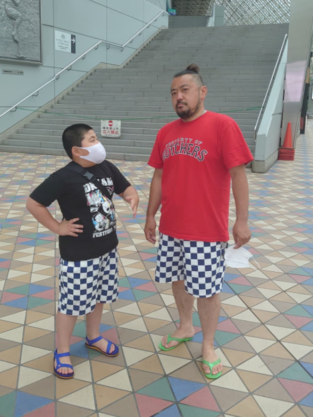 「ハーフパンツ、雨の日コーデ、チェックパンツ、デブでもオシャレ、親子コーデ、GMPD、クックマン、COOKMAN、Mr.Babe」｜「GMPDのアイテム（Tシャツ/カットソー、レッド系）」を使った、神田誠二さん（メンズ・168cm）の夏コーディネートの1枚目の写真