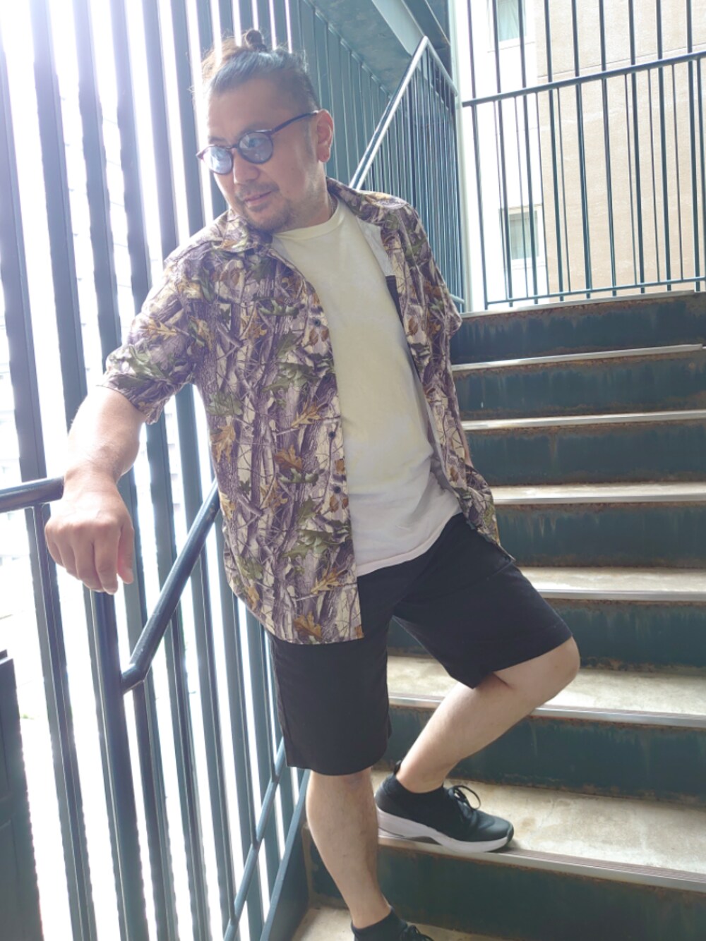 「休日スタイル、古着、Mr.Babe、カモ柄、ワークスタイル、古着MIX、おしゃれさんと繋がりたい、パパコーデ、デブでもオシャレ」｜「GUのアイテム（スニーカー、ブラック系）」を使った、神田誠二さん（メンズ・168cm）の夏コーディネートの1枚目の写真