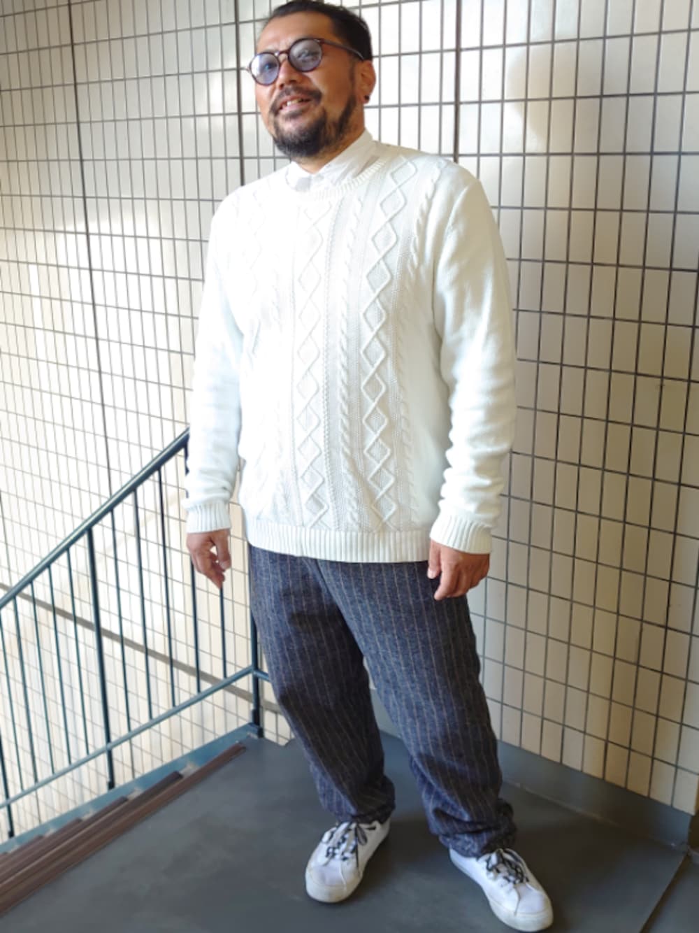 「COOKMAN、秋コーデ、ニットコーデ、シェフパンツ、でぶ、デブでもオシャレ、Mr.Babe、bigmanproject、シンプルコーデ、プチプラ」｜「GUのアイテム（スニーカー、ホワイト系）」を使った、神田誠二さん（メンズ・168cm）の秋コーディネートの1枚目の写真