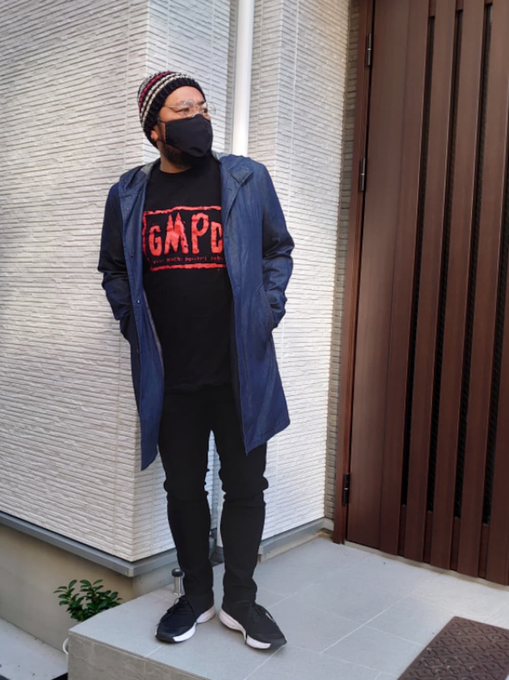 「デブでもオシャレ、春コーデ、GMPD、qzilla.jp、黒、ワントーンコーデ、黒スキニー、Mr.Babe、でぶ」｜「GUのアイテム（スニーカー、ブラック系）」を使った、神田誠二さん（メンズ・168cm）の冬コーディネートの1枚目の写真